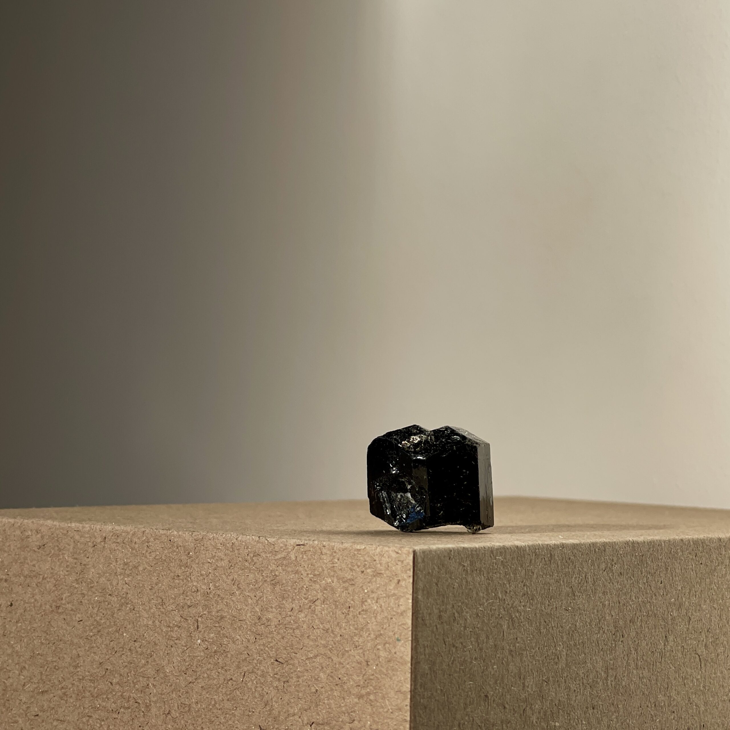 Rå Sort Turmalin – beskyttelse & jordforbindelse